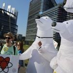 Activistas pronucleares, algunos disfrazados de osos polares, se manifiestan a las puertas del Parlamento Europeo, en Estrasburgo (Francia), a 6 de julio de 2022