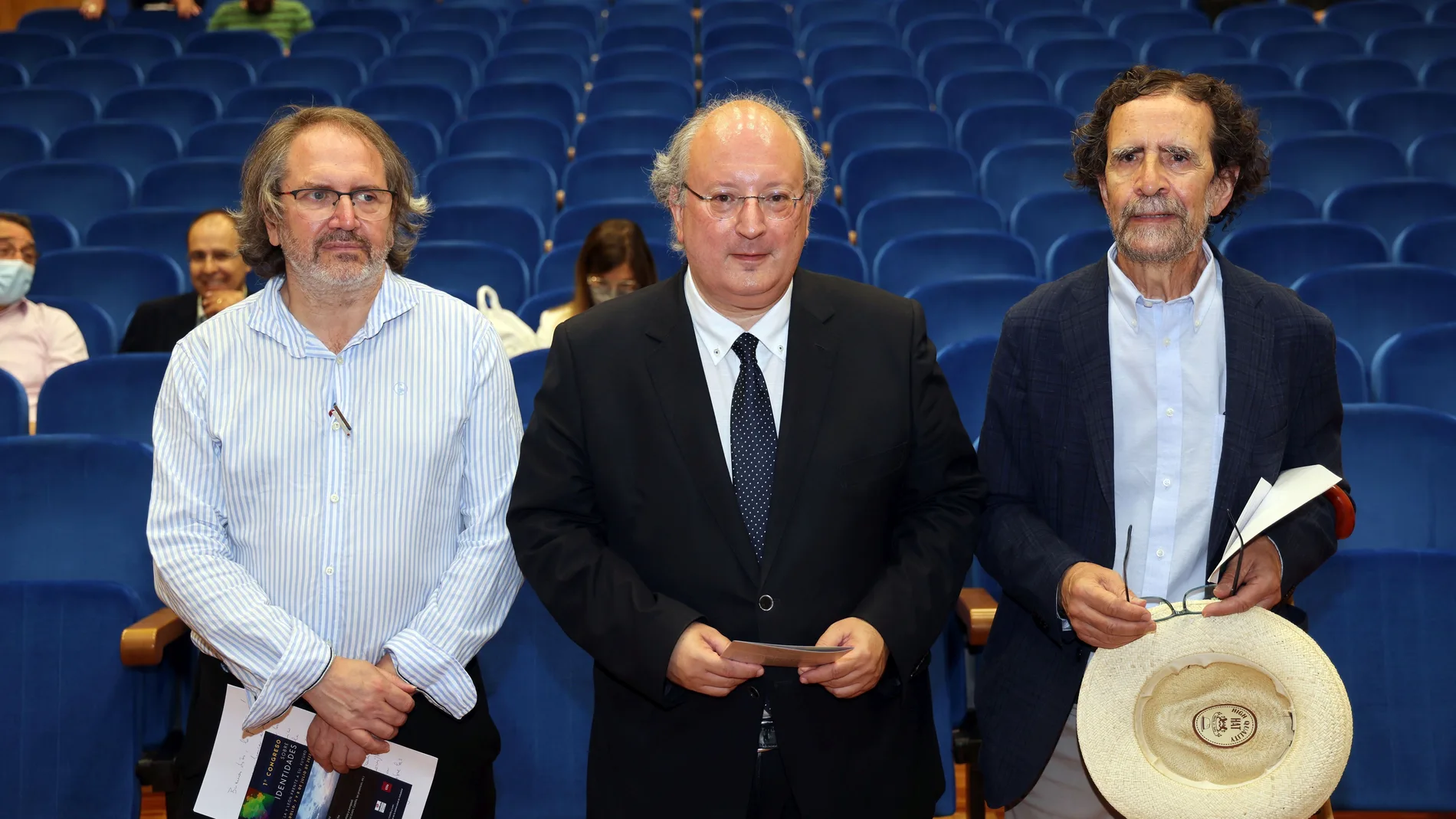 Mesa 'La mirada antropológica: La construcción de identidades en Castilla y León. ¿Cuáles son los problemas?', El antropólogo Luis Díaz Viana (derecha), Javier Damaso, director del congreso (izquierda) y el Presidente del Consejo Económico y Social, Enrique Cabero (centro)