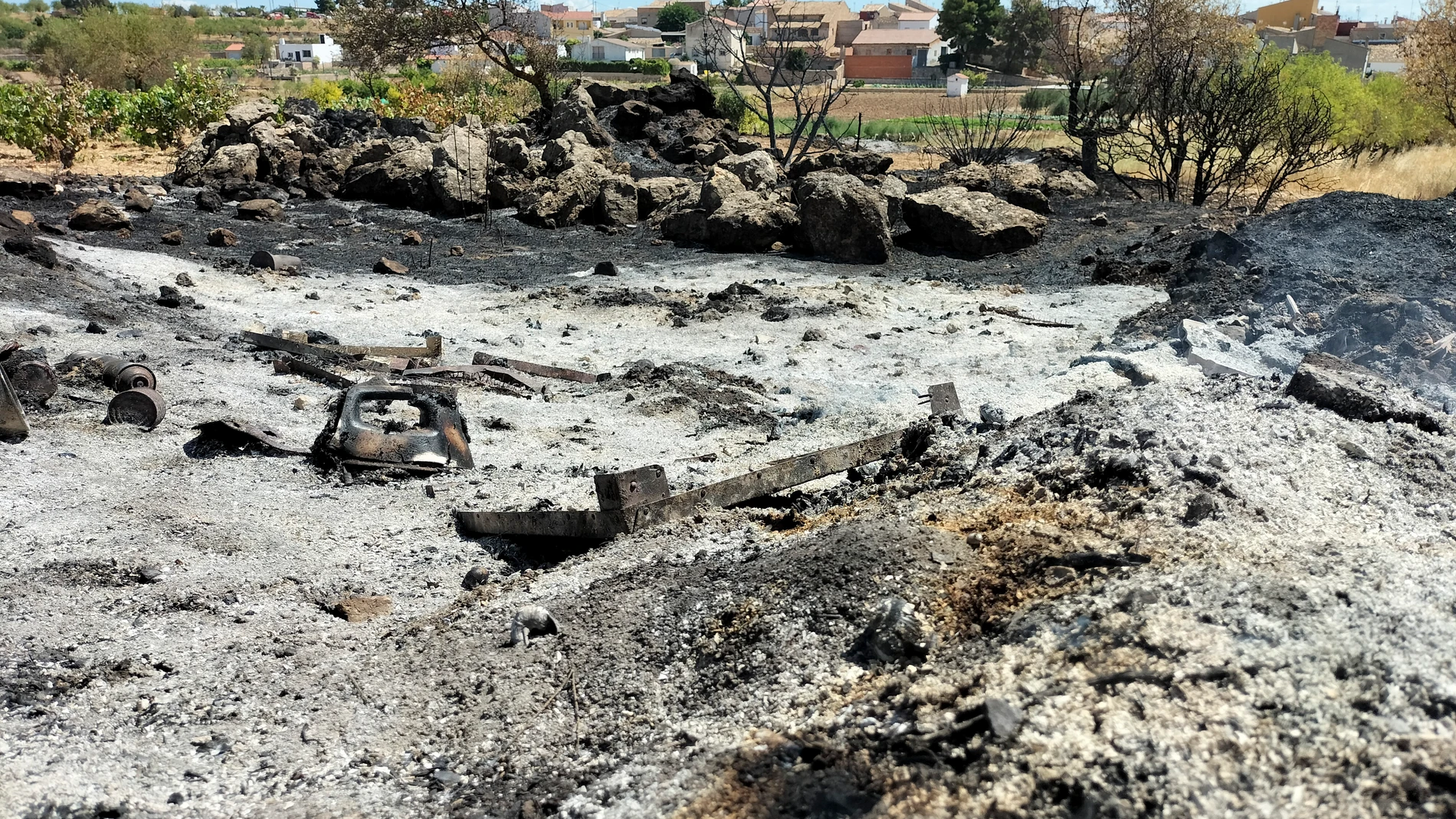 El incendio declarado la tarde del pasado domingo en Venta del Moro (Valencia), en el que han ardido alrededor de 1.300 hectáreas, ha sido dado por estabilizado a las 11:38 horas de este jueves, según han informado desde Emergencias de la Generalitat. En la imagen, vehículos y remolques calcinados tras el paso del fuego en Casa de Moya.