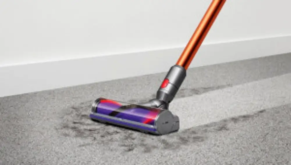 En la imagen, una aspiradora limpiando una alfombra mojada | Fuente: Dyson
