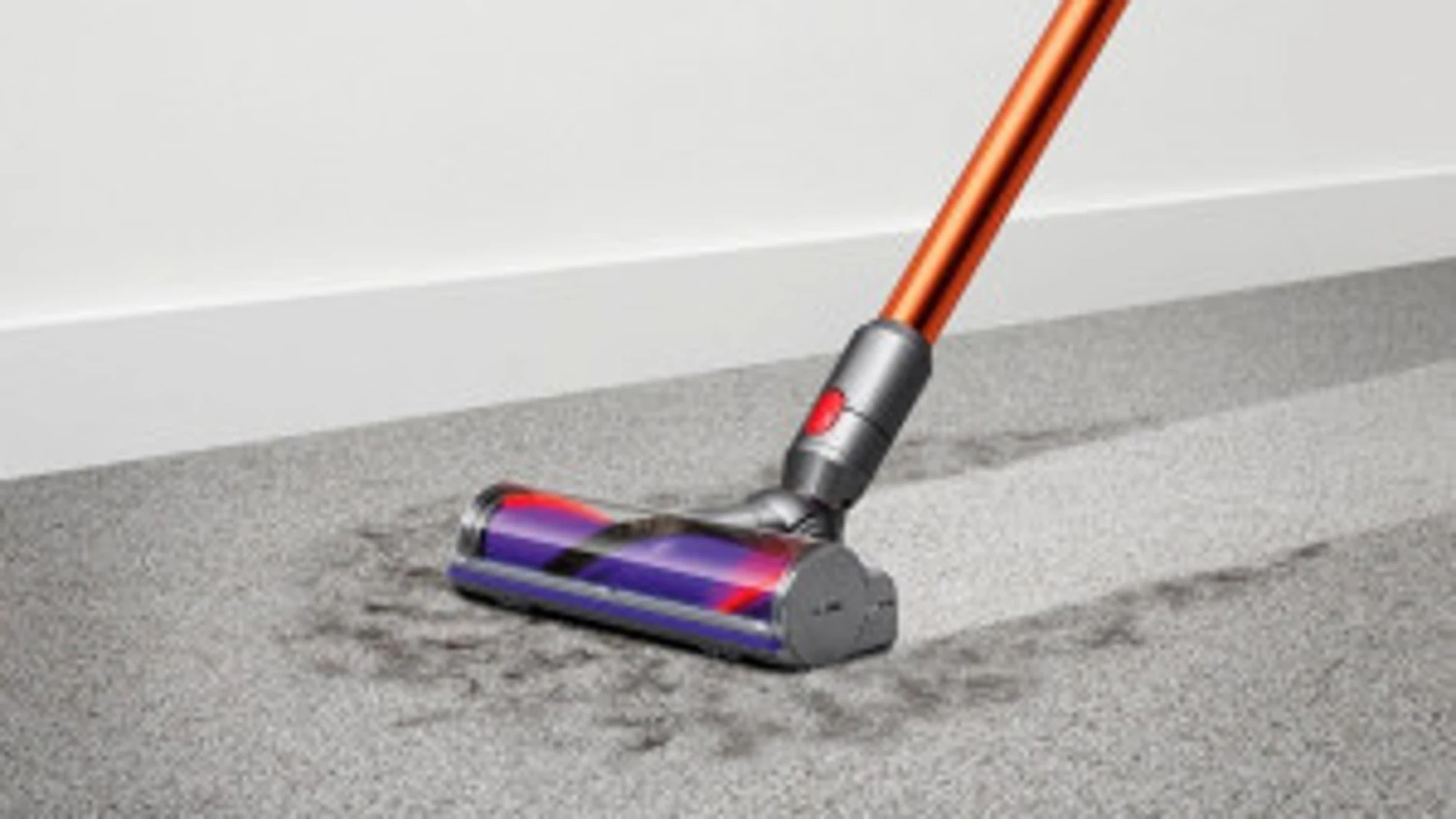 En la imagen, una aspiradora limpiando una alfombra mojada | Fuente: Dyson
