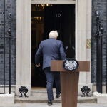El primer ministro británico, Boris Johnson, tras anunciar su dimisión como líder del Partido Conservador en Downing Street, Londres, Gran Bretaña, el 7 de julio de 2022. Johnson dimitió como líder del Partido Tory tras perder apoyo en su propio gobierno y partido. (Reino Unido, Londres) EFE/EPA/TOLGA AKMEN