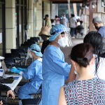 Ciudadanos esperan para hacerse test de covid-19 en Seúl