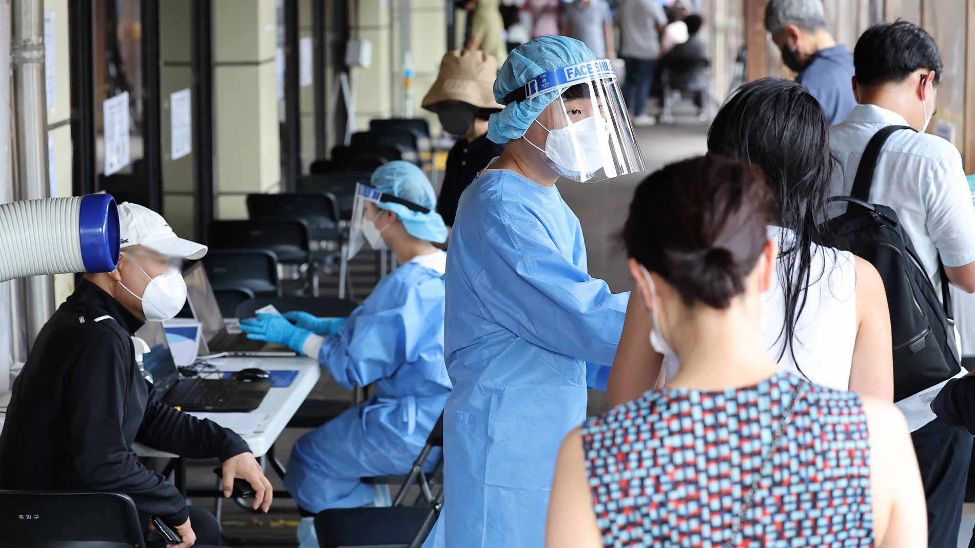 Ciudadanos esperan para hacerse test de covid-19 en Seúl