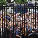 Ciudadanos británicos se agolparon ayer en el recinto de Downing Street para ver el anuncio de dimisión del primer ministro, el tercero en doce años