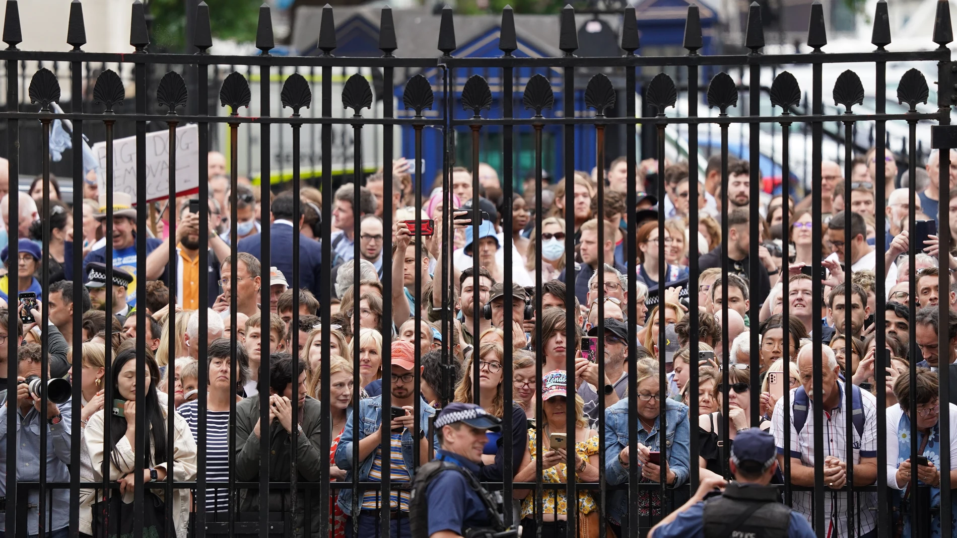 Ciudadanos británicos se agolparon ayer en el recinto de Downing Street para ver el anuncio de dimisión del primer ministro, el tercero en doce años
