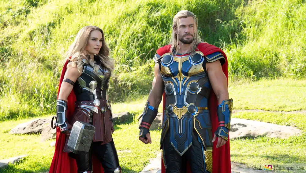 Fotograma cedido por Marvel Studios donde aparece Natalie Portman como Jane Foster y Chris Hemsworth como Thor, durante una escena de la película &quot;Thor: Love and Thunder&quot;