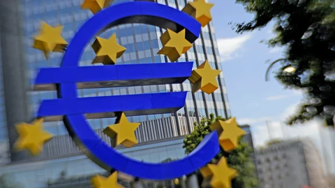 Escultura gigante del euro en Fráncfort