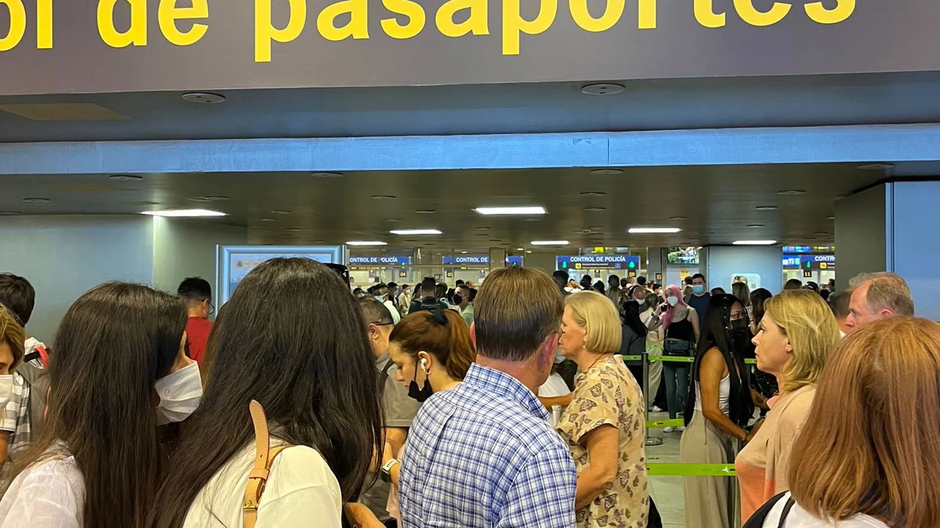 Colas en la zona de control de pasaporte de la terminal 1 del aeropuerto de Adolfo Suárez Madrid-Barajas