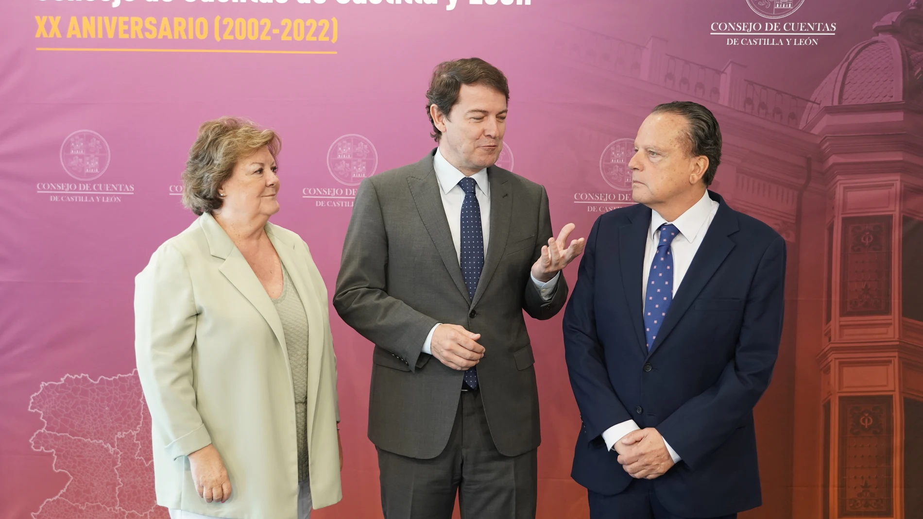 El presidente de la Junta, Alfonso Fernández Mañueco, el presidente del Consejo de Cuentas, Mario Amilivia, y la presidenta del Tribunal de Cuentas, Enriqueta Chicano Jávega, participan en el XX Aniversario del Consejo de Cuentas de Castilla y León