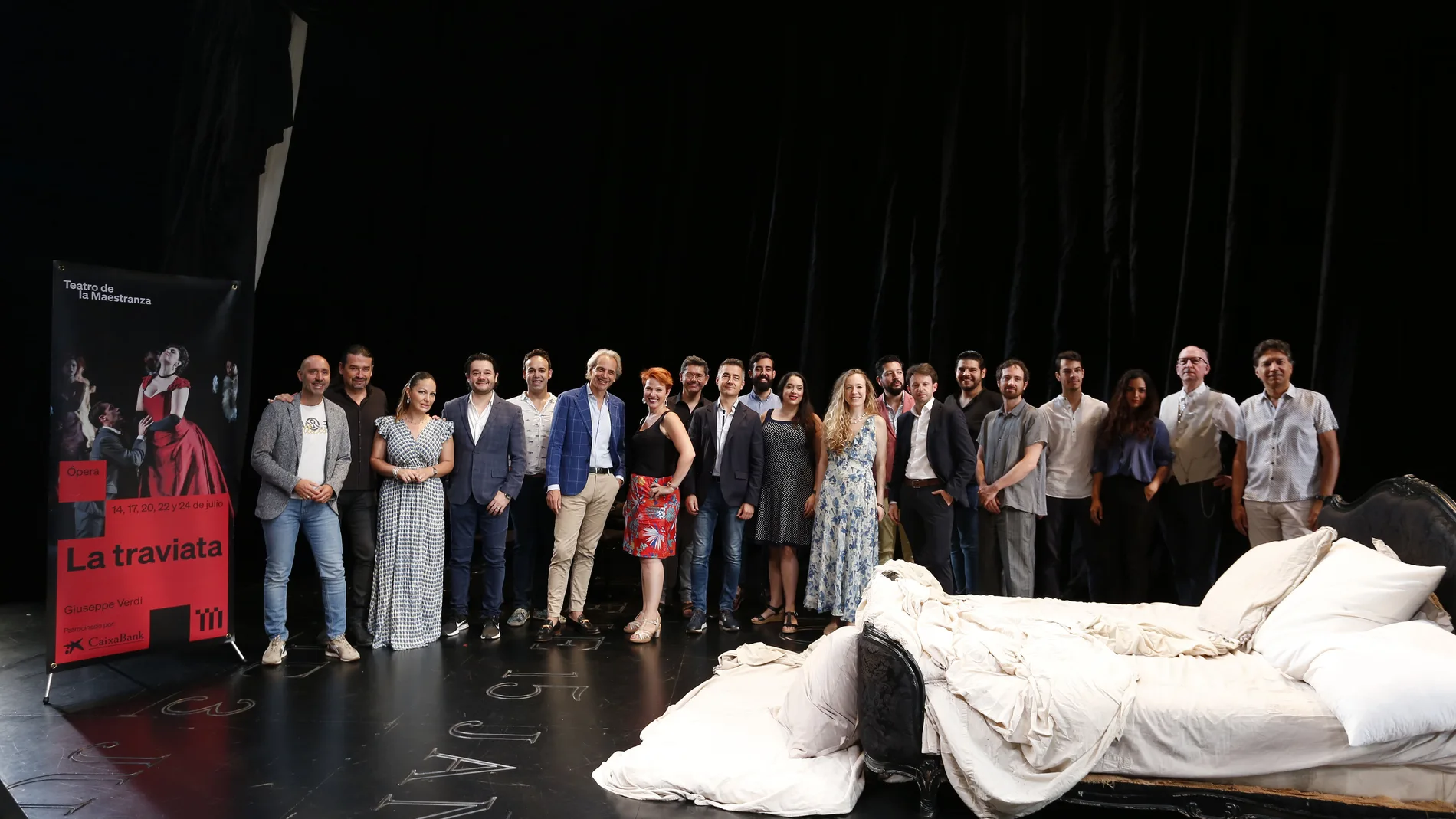 El reparto y los responsables técnicos de La Traviata, este jueves en el escenario del Teatro de la Maestranza
