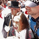 El alcalde de Pamplona Enrique Maya (i), la concejal de Navarra Suma María Echavarri y un agente municipal, en la calle Curia durante los momentos de mucha tensión en los Sanfermines