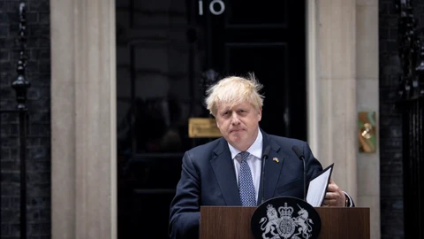 El primer ministro Boris Johnson en su discurso de renuncia en el número 10 de Downing Street (Reino Unido, Londres) EFE/EPA/TOLGA AKMEN