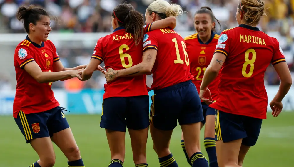 MILTON KEYNES (REINO UNIDO), 07/07/2022.- La centrocampista española Aitana Bonmatí (2-i) celebra con sus compañeras tras marcar el 2-1 durante el encuentro del grupo B de la Eurocopa Femenina entre España y Finlandia, este viernes en el Stadium MK en Milton Keynes (Reino Unido). EFE/ Miguel Toña