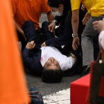 El ex primer ministro de Japón Shinzo Abe yace en el suelo después de ser disparado frente a la estación de Yamato-Saidaiji en Nara, Japón