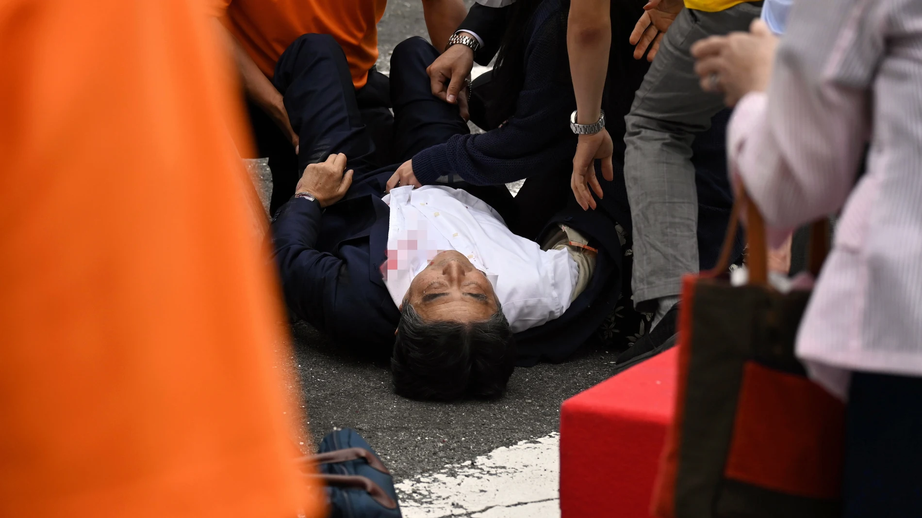 El ex primer ministro de Japón Shinzo Abe yace en el suelo después de ser disparado frente a la estación de Yamato-Saidaiji en Nara, Japón