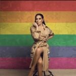 Isabel Pantoja con una bandera del colectivo LGBTIQ+