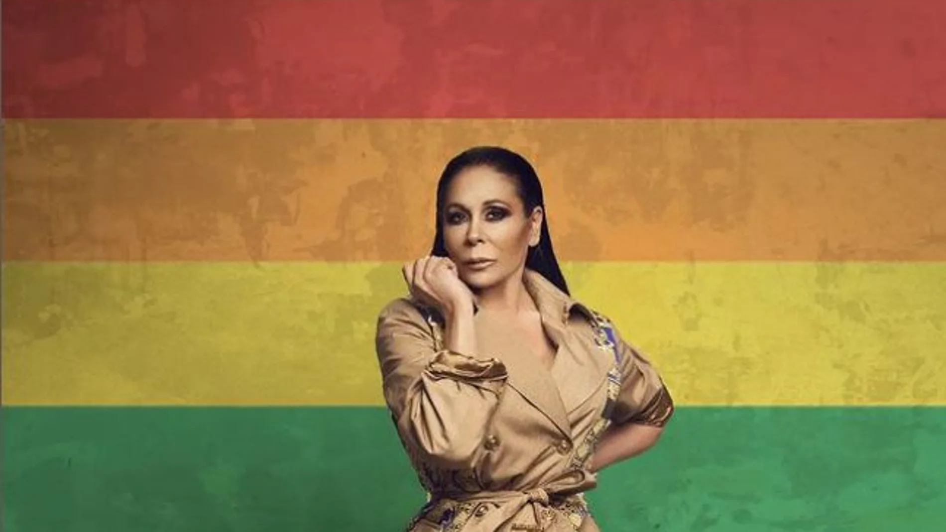 Isabel Pantoja con una bandera del colectivo LGBTIQ+