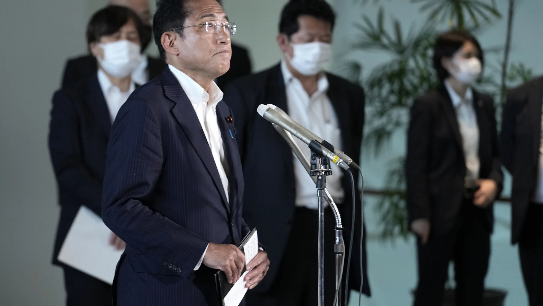 El primer ministro de Japón, Fumio Kishida, habla con los medios de comunicación en la residencia oficial del primer ministro el viernes 8 de julio de 2022 en Tokio. (Foto AP/Eugene Hoshiko)