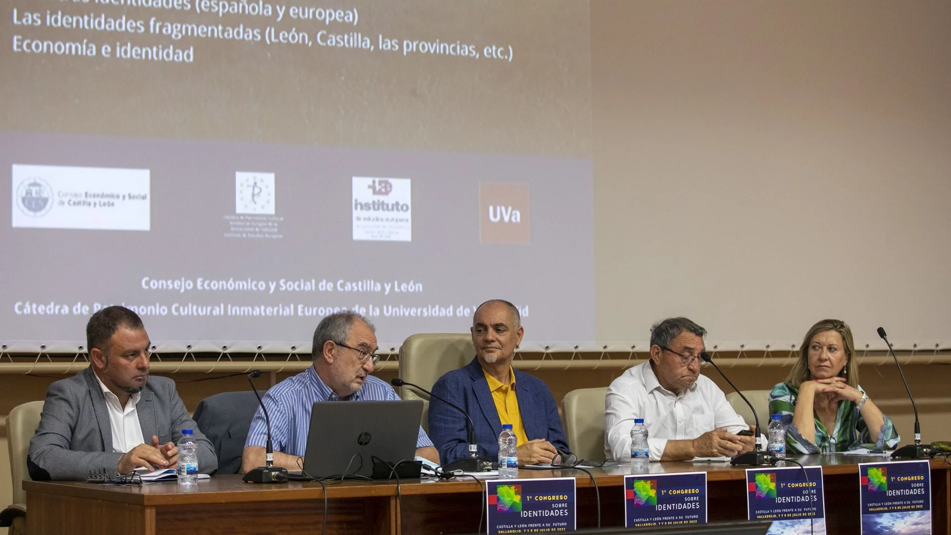 Jesús Quijano, Pilar del Olmo, Luis Miguel Torres, Luis Alonso y Pedro Tomé, durante la mesa redonda del Congreso de Identidades