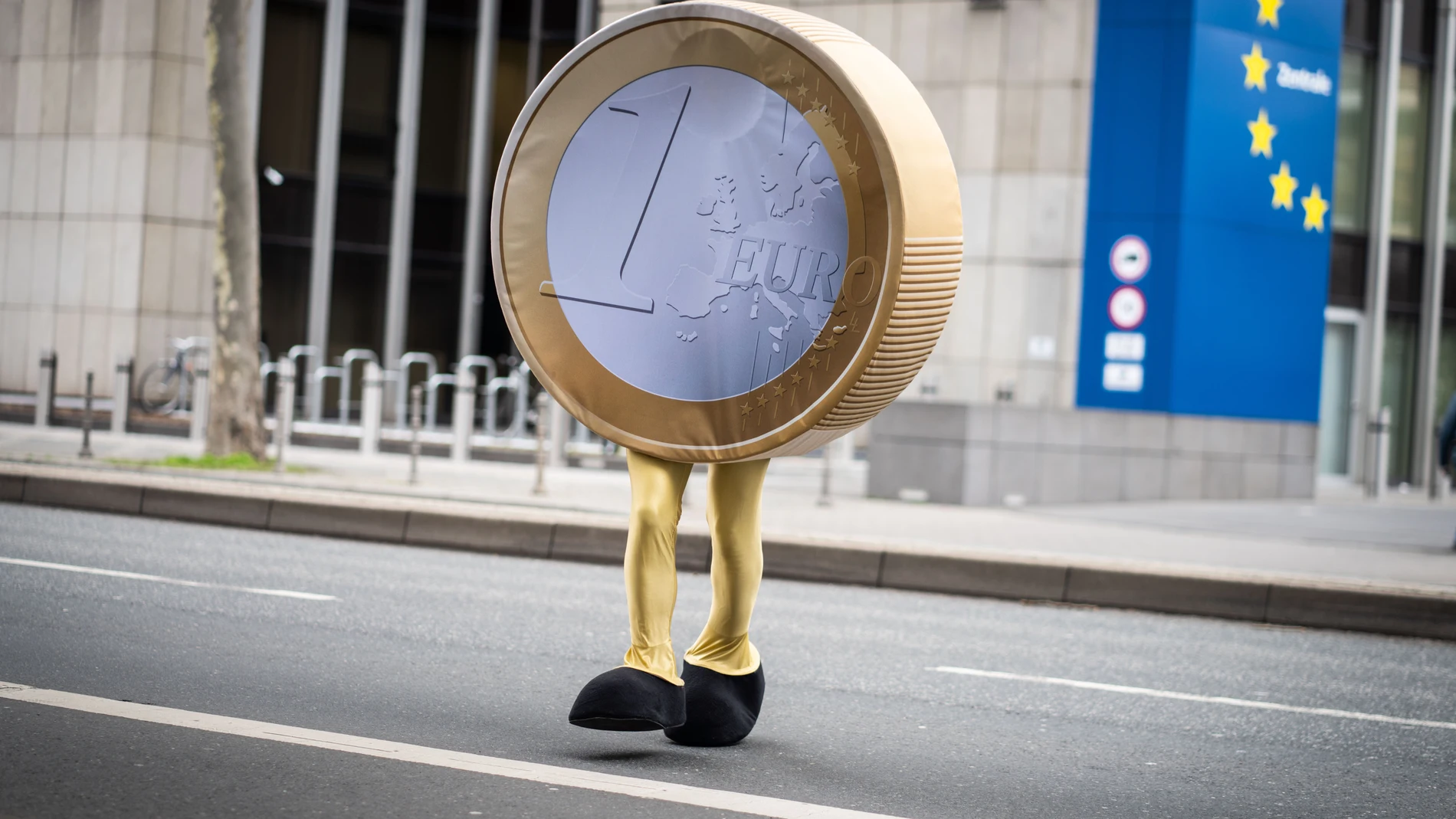 Una persona disfrazada de moneda de euro en Fráncfort (Alemania)