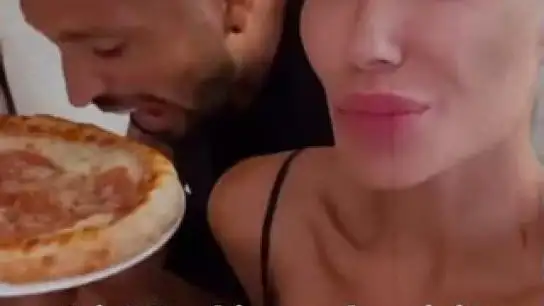 Ezequiel Garay y Tamara Gorro comiendo pizza.