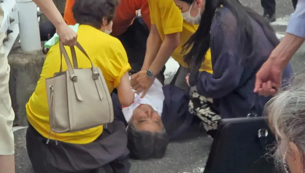 Los equipos de emergencias atendieron a Abe en el lugar del atentado y trataron de estabilizarle antes de trasladarlo al hospital