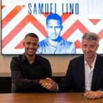Samuel Lino, con el consejero delegado del Atlético, Miguel Ángel Gil