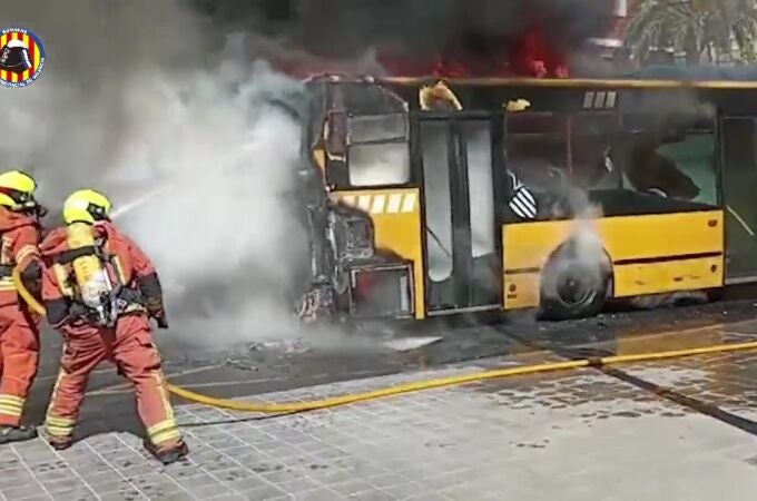 Intervención de los bomberos de la Comunidad Valenciana en sofocar un autobús en llamas en el municipio de Quart de Poblet