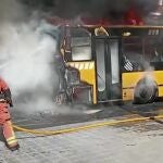 Intervención de los bomberos de la Comunidad Valenciana en sofocar un autobús en llamas en el municipio de Quart de Poblet