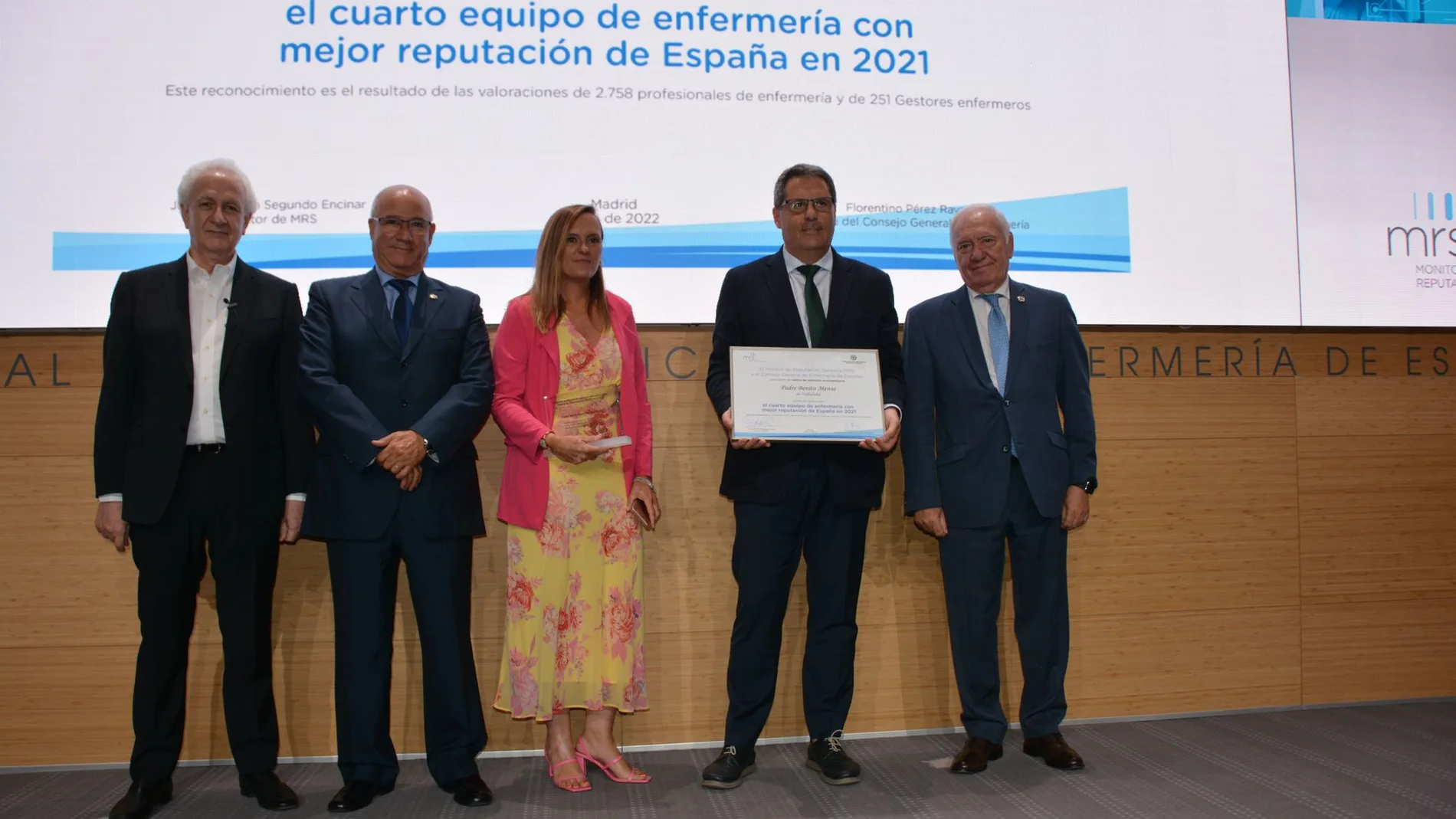 El director del centro Benito Menni, Ángel González, en el momento de recoger el reconocimiento