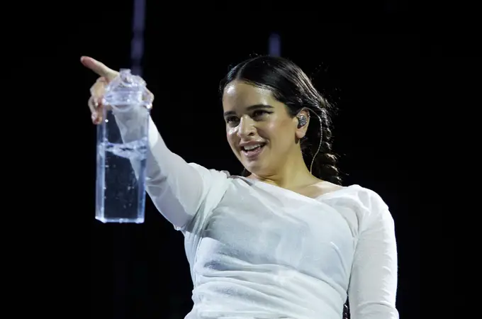 Rosalía revoluciona Beverly Hills con la camisa española de encaje totalmente transparente para una noche de cena