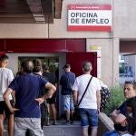 Varias personas esperan para entrar en la oficina de empleo en Madrid
