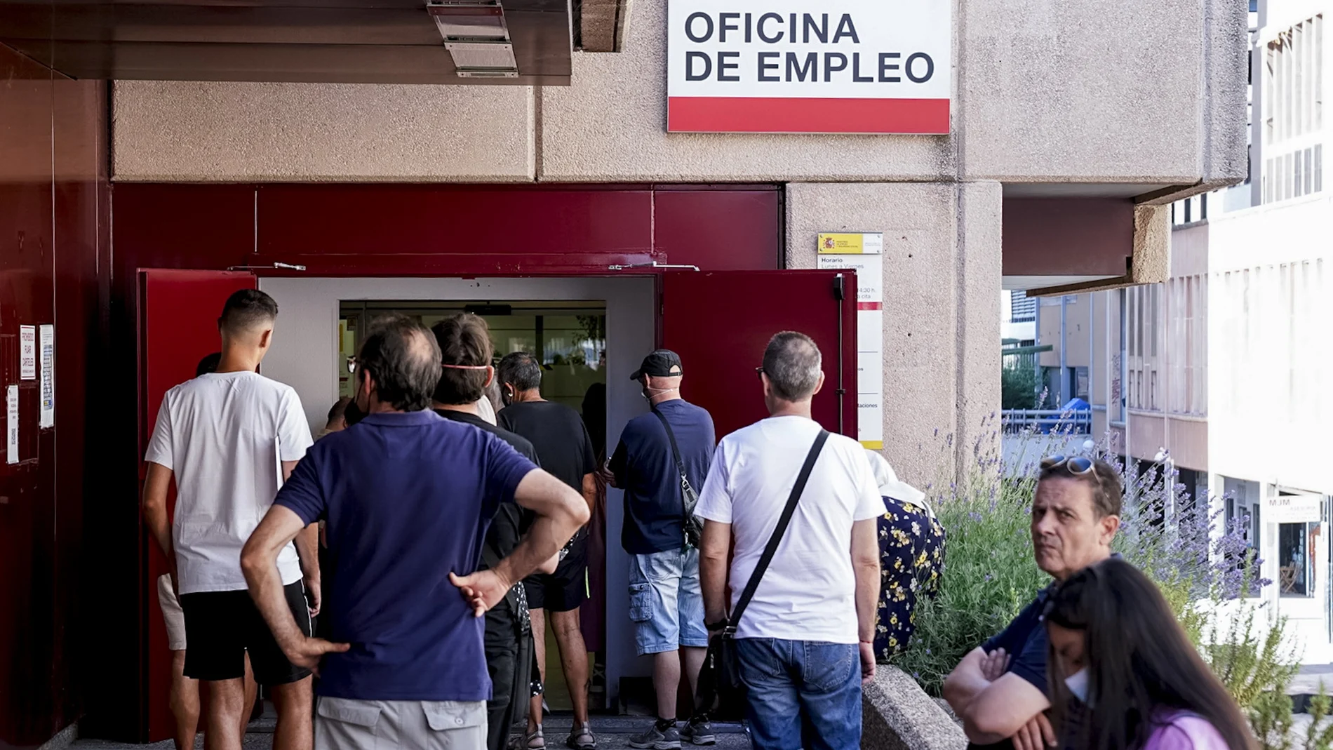 Varias personas esperan para entrar en la oficina de desempleo este verano en Madrid