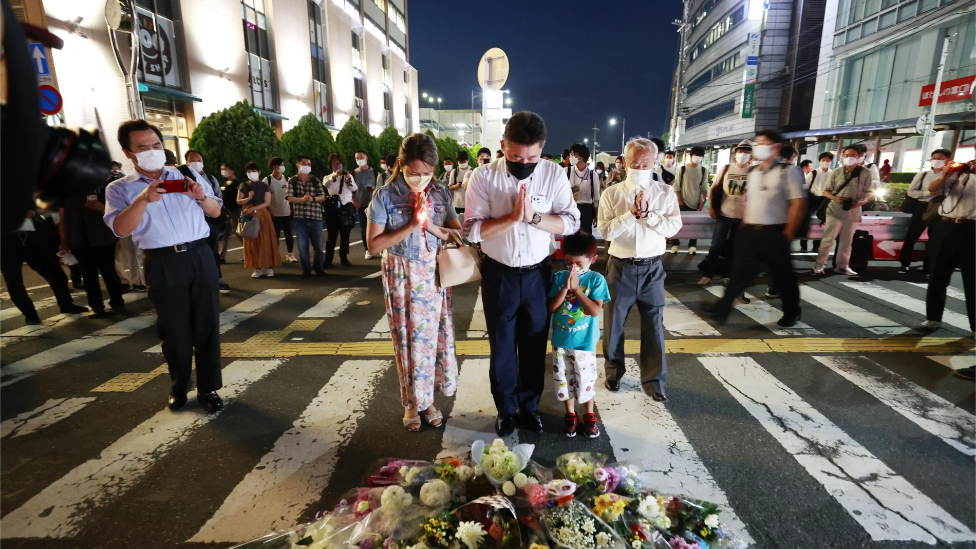 La gente reza en un monumento improvisado en la escena donde le dispararon al ex primer ministro Shinzo Abe