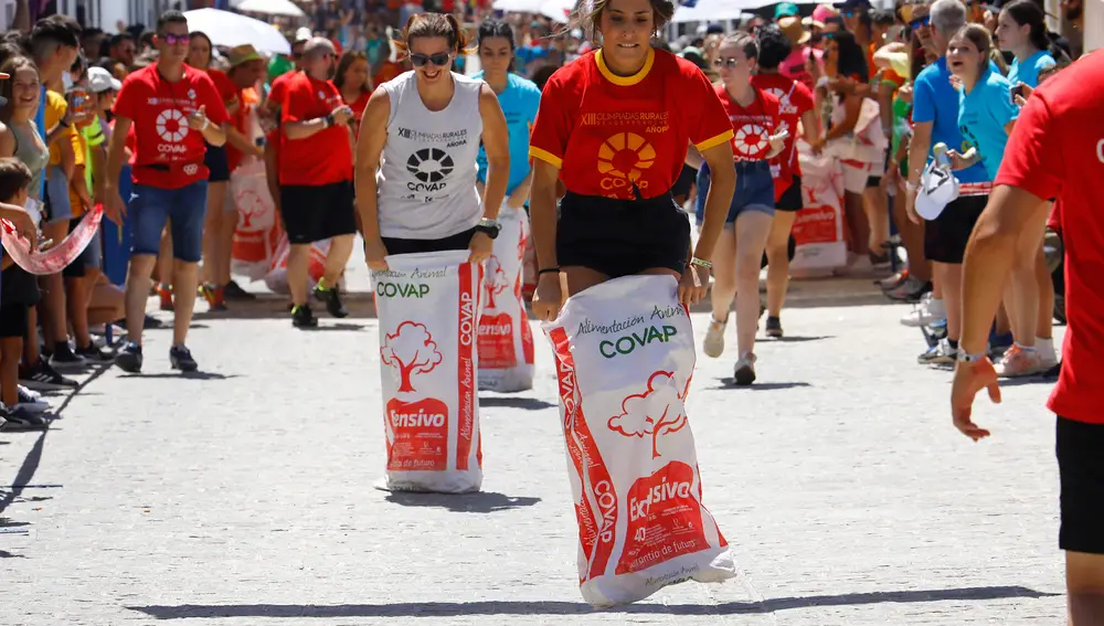 Competidores en la prueba de carrera de sacos de las XIII Olimpiadas Rurales de Los Pedroches. EFE/Salas