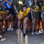 Una joven, durante la prueba de mizos de las XIII Olimpiadas Rurales de Los Pedroches. EFE/Salas