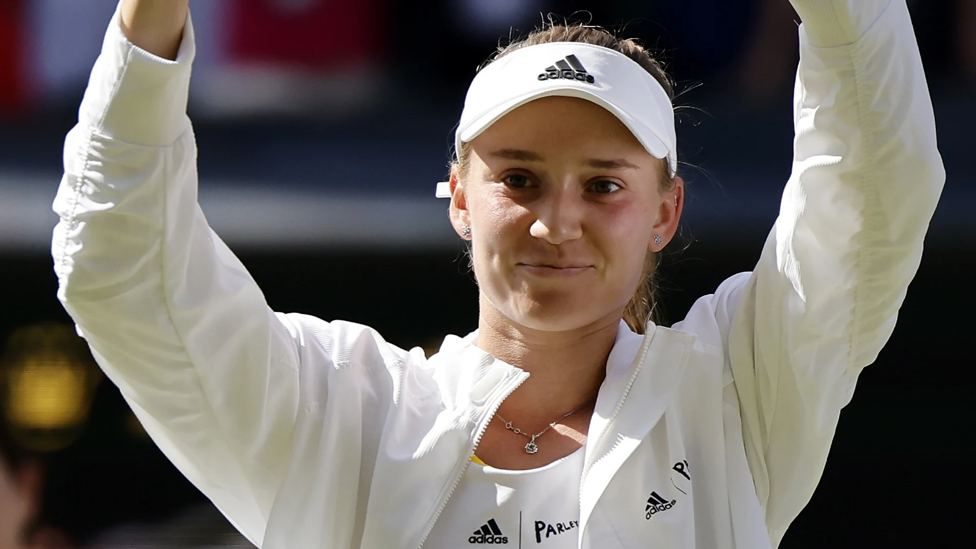 Rybakina, con el trofeo de campeona de Wimbledon