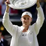 Rybakina, con el trofeo de campeona de Wimbledon