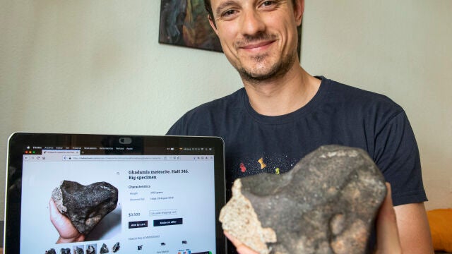 El granadino Miguel Ángel Contreras muestra su verdadera pasión, la búsqueda de meteoritos. EFE/ Miguel Angel Molina