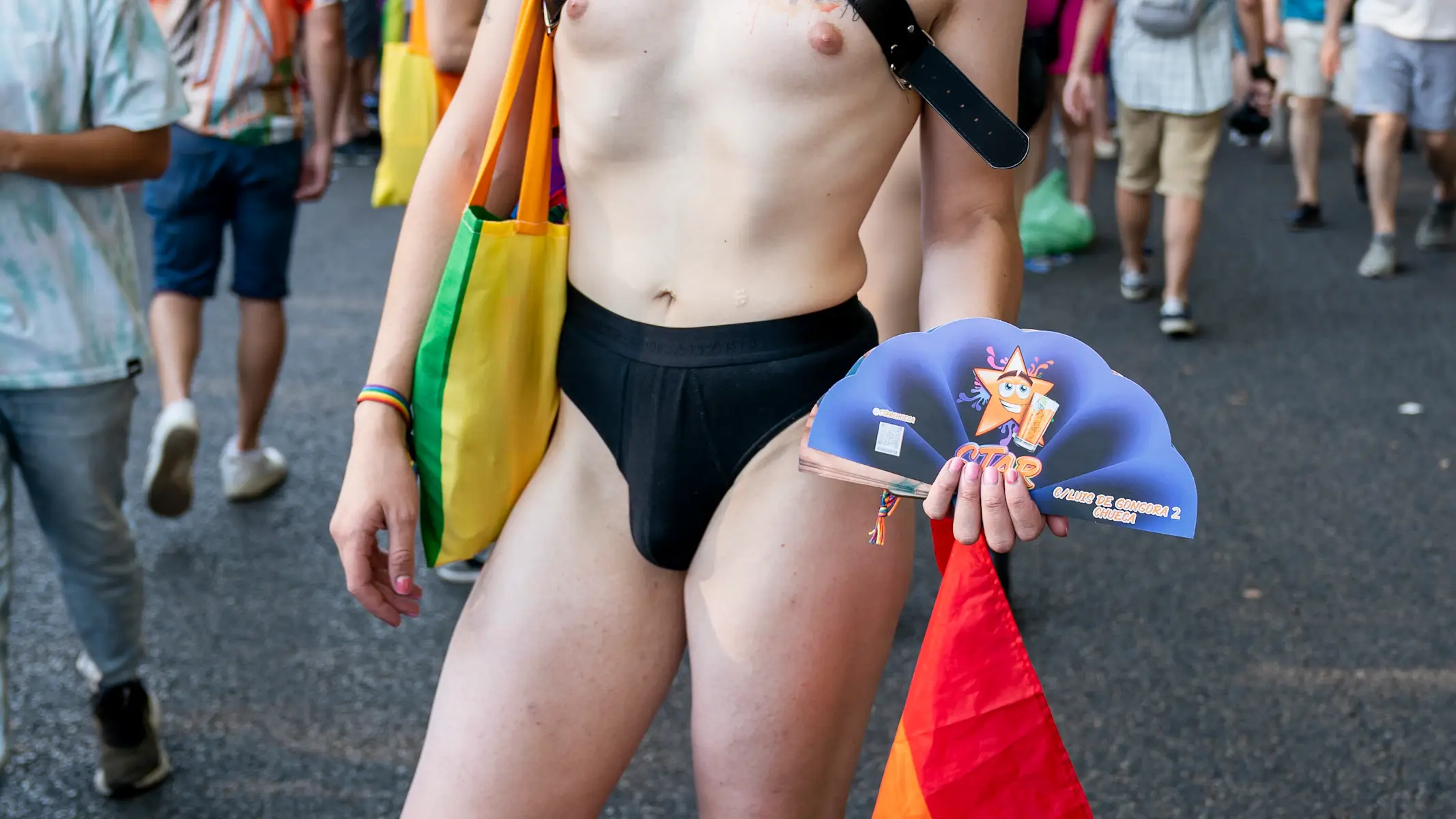 Una persona acude a la manifestación por el Orgullo LGTBIQ+, a 9 de julio de 2022, en Madrid (España)