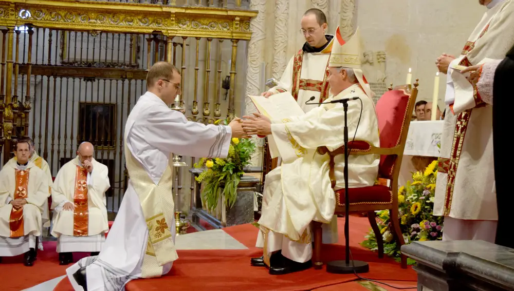 El arzobispo ordena dos nuevos sacerdotes para la archidiócesis de Burgos
