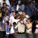 Novak Djokovic saluda a su equipo y a su familia después de ganar la final de Wimbledon 2022 a Kyrgios