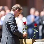Alberto Núñez Feijóo deposita una rosa durante el homenaje a Miguel Ángel Blanco