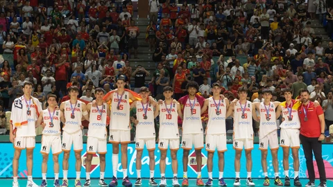 Málaga.10/07/2022. Los jugadores de la selección española tras recibir la medalla de plata como subcampeones del mundo sub 17 al caer ante el combinado de Estados Unidos en el encuentro que han disputado hoy domingo en el Palacio de los Deportes José María Martín Carpena de Málaga. EFE/Carlos Díaz