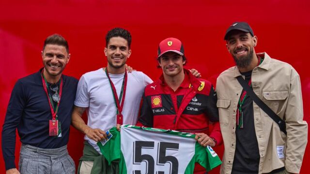 Los jugadores del Betis entregaron la camiseta a Carlos Sainz