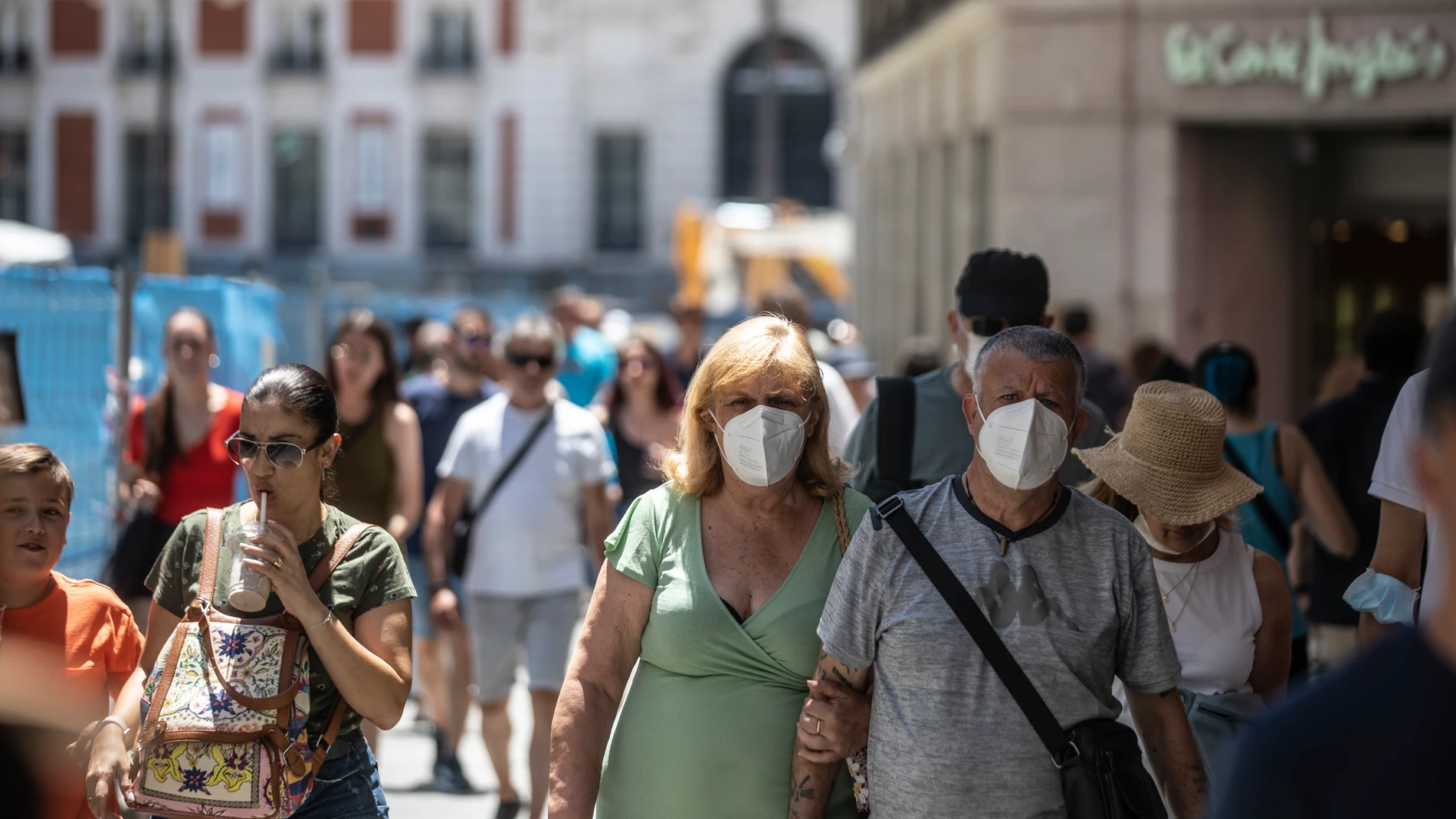 Gente paseando con y sin mascarilla por el centro de Madrid, a 22 de julio de 2022