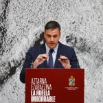 Sánchez canta a Sabina mientras espera el otoño