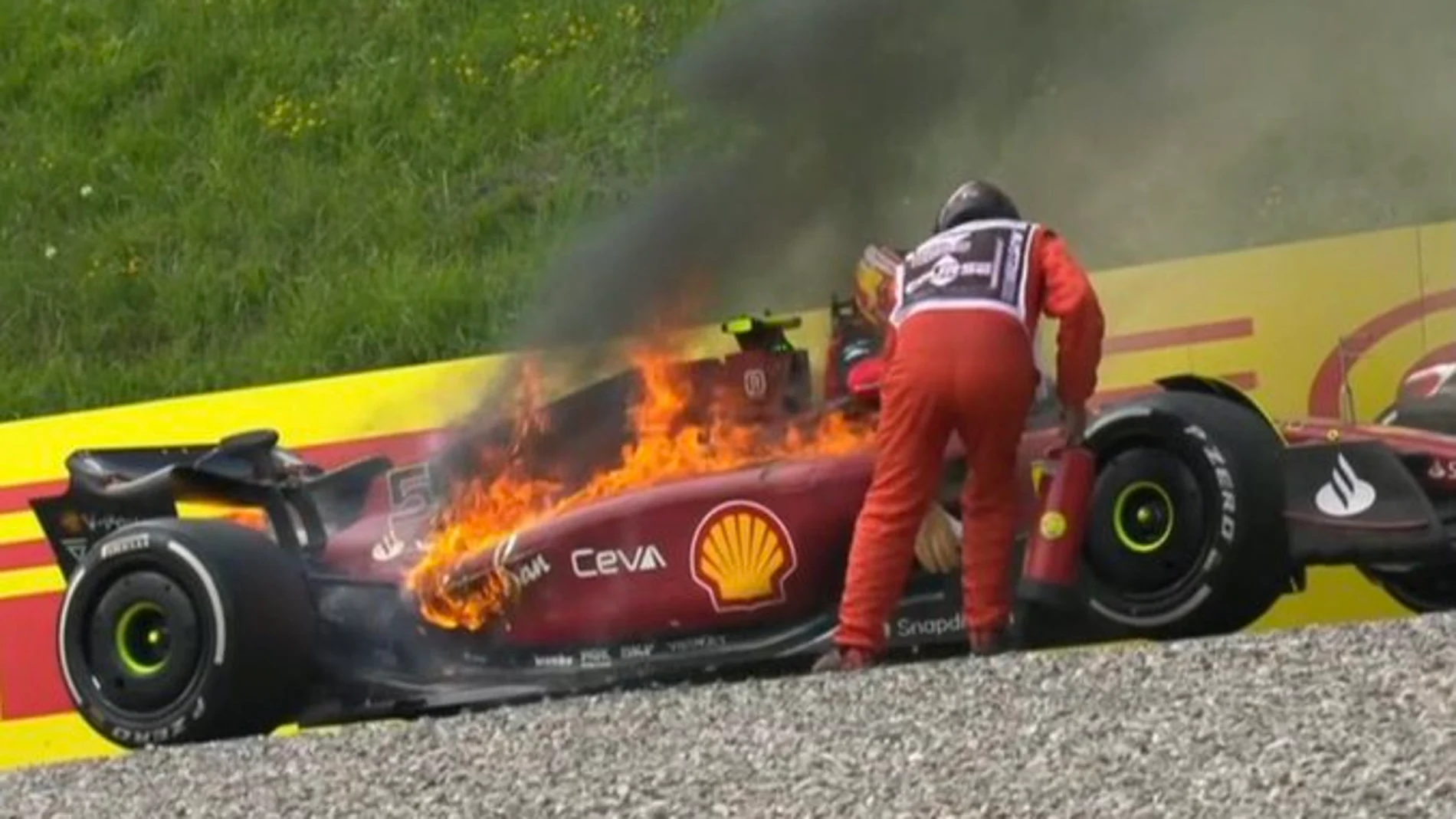 Imagen del incendio del coche de Carlos Sáinz
