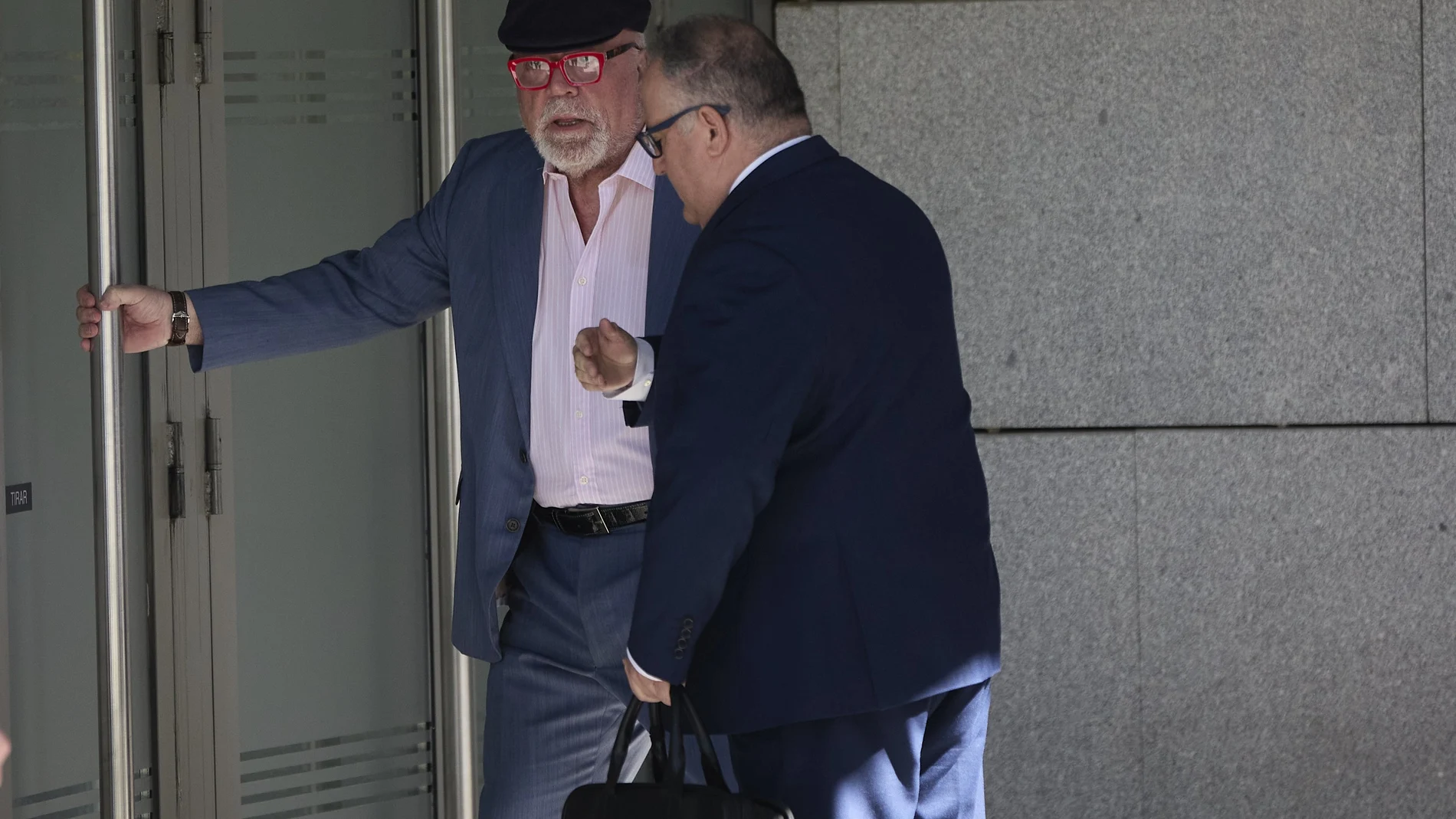 El comisario jubilado José Manuel Villarejo acude a declarar a la Audiencia Nacional acompañado de su abogado, Antonio José García Cabrera.